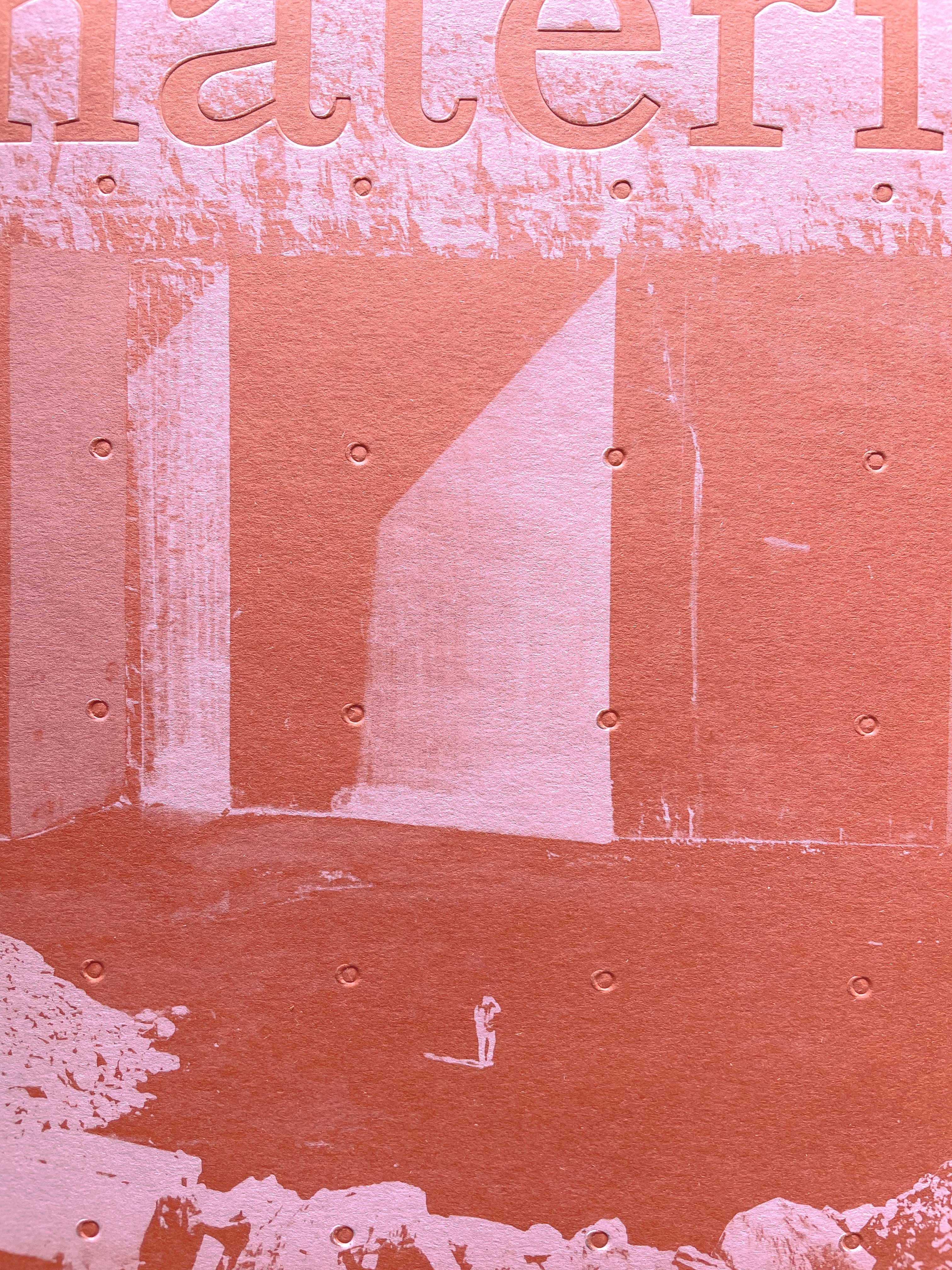 Détail de la couverture: foulage d'une grille de points, et impression blanche sur papier rouge teinté masse.