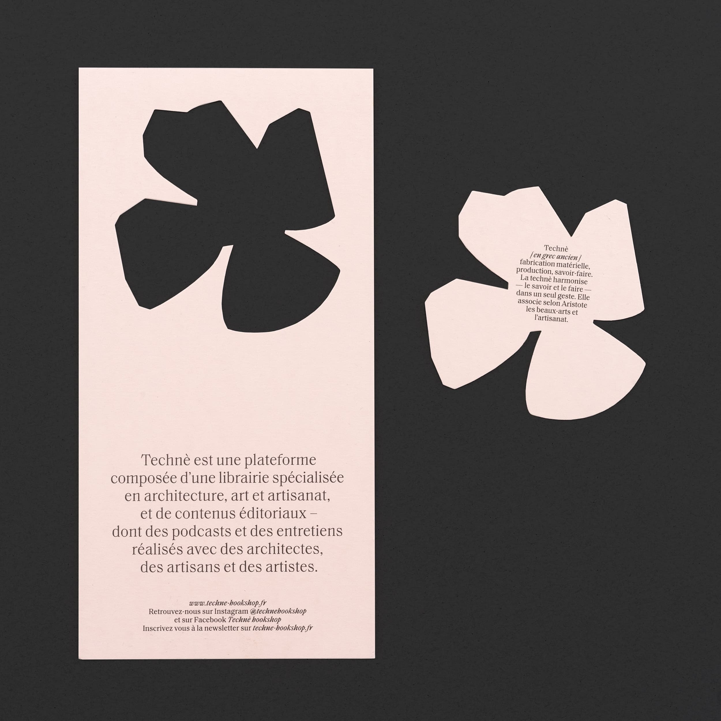 Vue de la carte de correspondance, dont une forme de fleur se détache pour devenir un marque page
